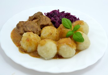 gulasz z kluskami i kapustą