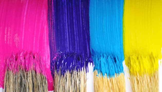Pinsel und bunte Farben
