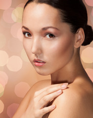 Fototapeta na wymiar Beauty Asian kobieta na tle karmelowym