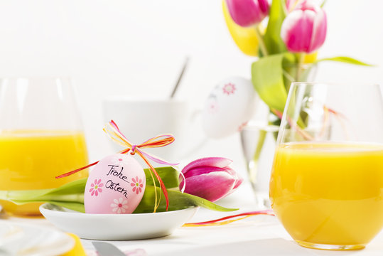 Gedeckter Osterfr&uuml;hst&uuml;ckstisch