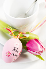 Gedeckter Osterfrühstückstisch