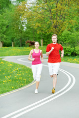 Obraz premium Young man and woman jogging outdoors