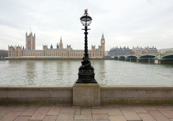 Fototapeta na wymiar Widok z Pałacu Westminster od Tamizy