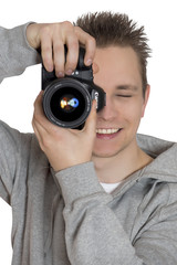 Junger Fotograf fotografiert mit Kamera in der Hand