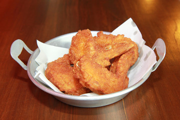 Fried chicken wings on wooden floors.