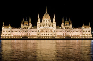 Fototapeta na wymiar Węgierski parlament w nocy w Budapeszcie