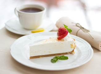 белый кусок торта суфле на тарелке на столе