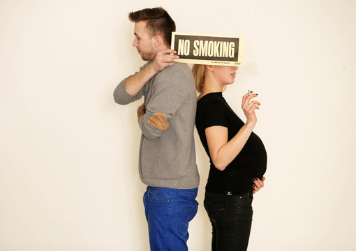 junge Schwangere raucht