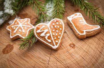 Obraz na płótnie Canvas Gingerbread cookies over wooden background