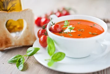 Papier Peint photo Lavable Entrée soupe de tomates fraîches et pain grillé croustillant