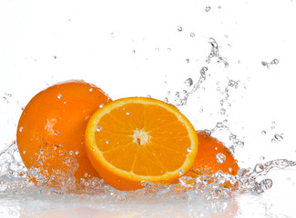 Fruits oranges et éclaboussures d& 39 eau