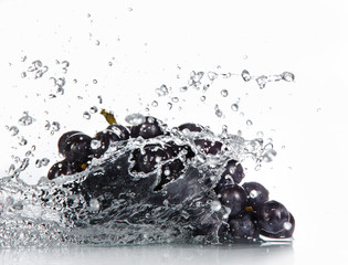 Raisins avec éclaboussures d& 39 eau sur blanc