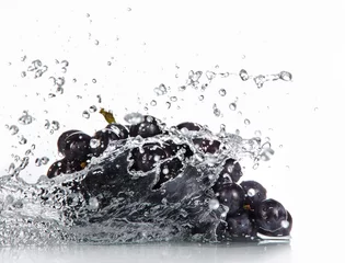 Crédence de cuisine en verre imprimé Éclaboussures deau Raisins avec éclaboussures d& 39 eau sur blanc