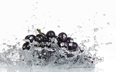 Raisins avec éclaboussures d& 39 eau sur blanc
