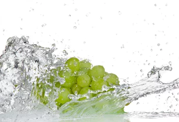 Photo sur Plexiglas Anti-reflet Éclaboussures deau Raisins avec éclaboussures d& 39 eau sur blanc