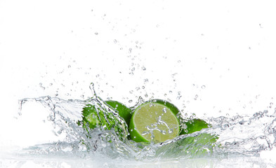 Limes avec éclaboussures d& 39 eau isolated on white