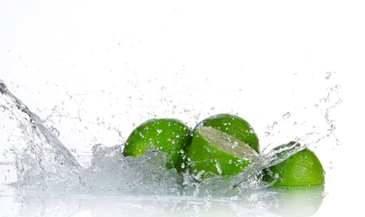 Crédence de cuisine en verre imprimé Éclaboussures deau Limes avec éclaboussures d& 39 eau isolated on white