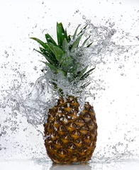 Ananas met water splash geïsoleerd op wit © Lukas Gojda