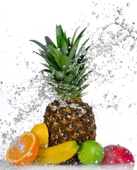 Foto auf Acrylglas Spritzendes Wasser Frisches Obst mit Spritzwasser isoliert auf weiß