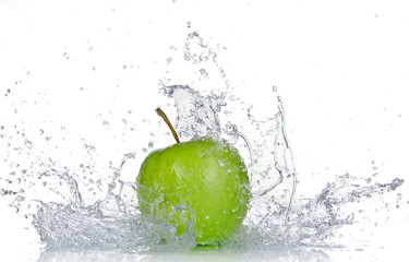 Apple avec éclaboussures d& 39 eau isolé sur blanc