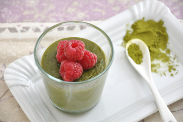 Matcha Pudding mit Himbeeren