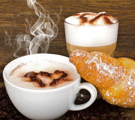 Kaffe und Latte Macchiato genießen