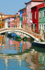 Fototapeta na wymiar Most i kolorowe domy w Burano, Włochy.
