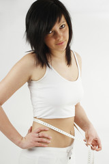 JEUNE FEMME ET METRE RUBAN