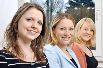 Junge Frauen beim gemeinsamen Lernen