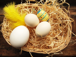 Osterkörbchen mit Eiern