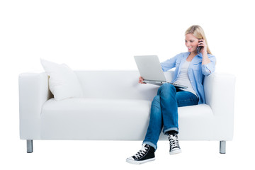 blonde studentin am telefon und laptop