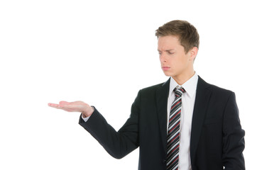 kaufmann schaut zweifelnd auf handfläche