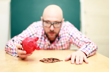 Mann mit Sparschwein
