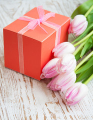 Obraz na płótnie Canvas bouquet of tulips, gift box on a table