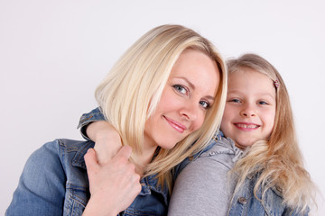 Mutter und Kind umarmen sich