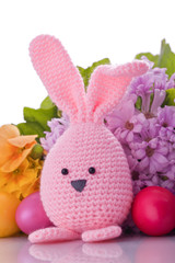 selbstgemachter Osterhase mit Ostereier und Blumen