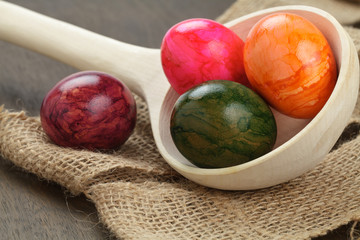 Bunte Eier in Holzkelle