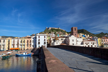 Fototapeta na wymiar Widok Bosa i fort z mostu, Sardynia, Włochy