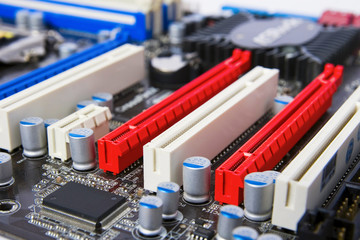 elementos electr&oacute;nicos en una placa base