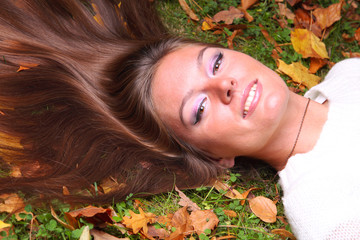woman girl portret in autumn leaf