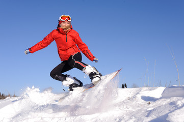 Fototapeta na wymiar kobieta na snowboardzie