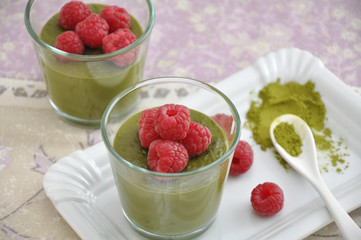 Matcha Pudding mit Himbeeren