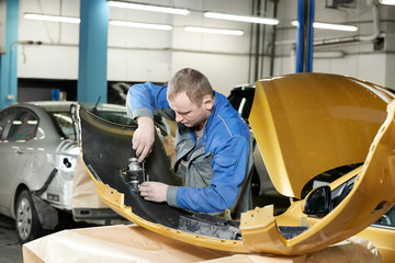 Fototapeta na wymiar repairman szlifowanie samochód metalowy korpus