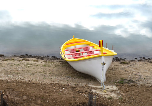 chaloupe amarr&eacute;e au bord du lac de la Raho