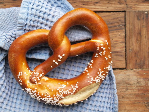 Laugenbrezel - Brezel - Brezl - Breze im Brotkorb, Brotzeit - vegane Ern&auml;hrung, rustikal und salzig, beliebter snak