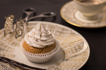 Veganer Vanille Cupcake auf antikem Teller