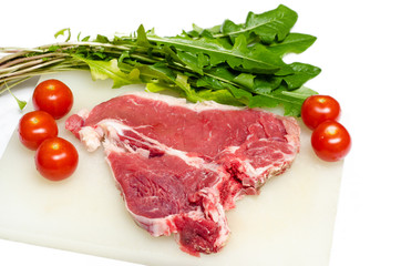 Manzo fresco con pomodori e cicoria su tagliere