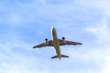 Fototapeta na wymiar Samolot startuje do nieba