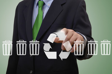 Geschäftsmann berührt touchscreen - Recycling Symbol