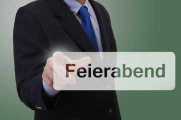 Geschäftsmann berührt touchscreen - Feierabend